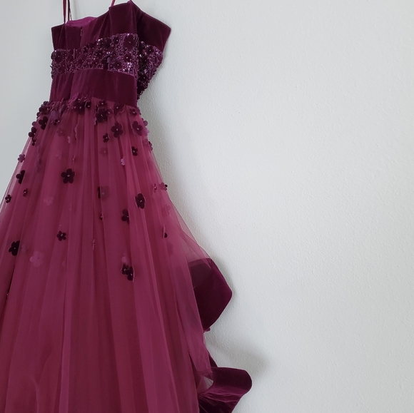 Mac Duggal Plum Velvet Trim 3D Floral Gown - US 4 - Picture 12 of 15